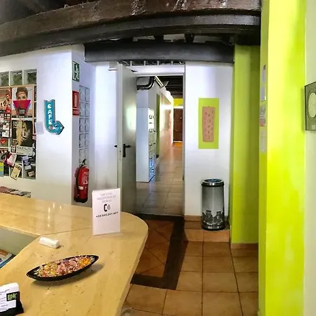 Juvenil New Age Hostel *