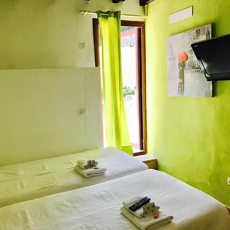 Juvenil New Age Hostel *